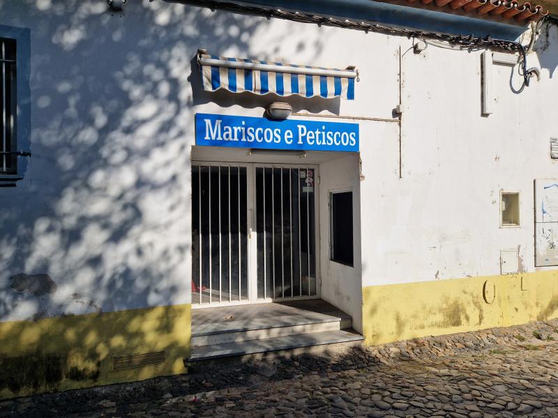 Rua Romão Ramalho n.º 82 e 84 7000-132 Évora, prédio em propriedade total sem andares nem divisões suscetíveis de utilização independente composto por R/C com 2 divisões, destinado a Serviços; n.º Pisos: 1 (Évora (são Mamede, Sé, São Pedro e Santo Antão)) 2