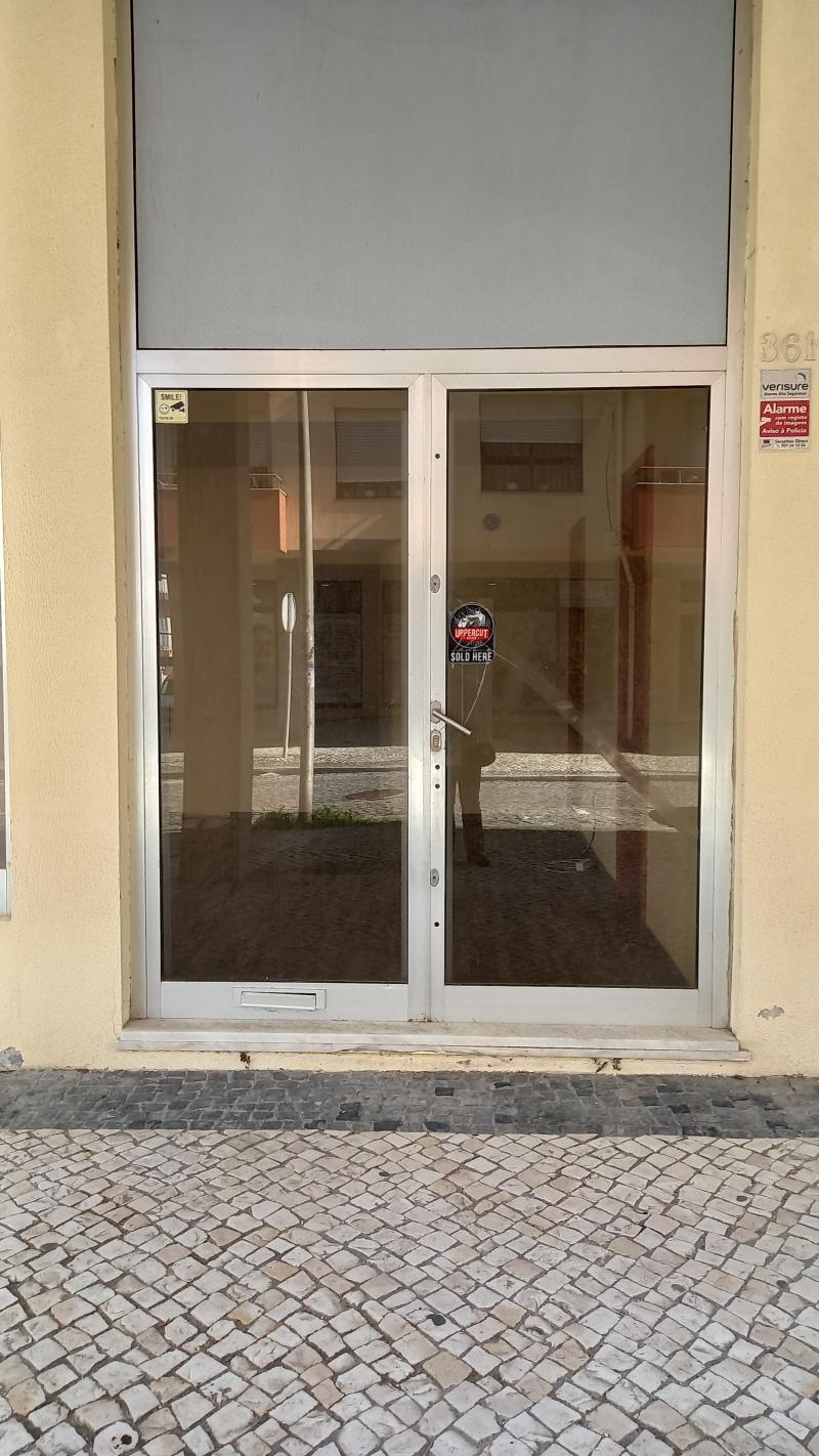 Rua 22, nº 361 e inscrito na matriz predial urbana da freguesia de Espinho, sob o artº 3223º, com o valor patrimonial de € 42.946,11 (Espinho) 3