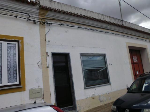 Rua da República Lote 2, 7940-139 Cuba; Tipo de prédio: Prédio em propriedade total sem andares nem divisões suscetíveis de utilização independente (Cuba)
