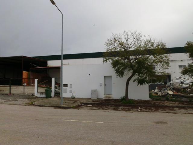 Parque Industrial Quinta da Graciosa, Rua da Oliveira, lote 24, em Cuba, destinado a Armazém e atividades industriais, constituído por 2 pisos, com 12 divisões, com (Cuba) 2