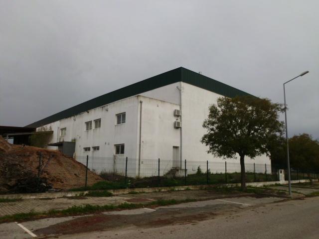 Parque Industrial Quinta da Graciosa, Rua da Oliveira, lote 24, em Cuba, destinado a Armazém e atividades industriais, constituído por 2 pisos, com 12 divisões, com (Cuba) 3