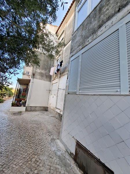 Rua casas Menino de Deus , bloco D , 1º E - Bairro Santa Maria da Urmeira - - 1675-003 Pontinha (Pontinha e Famões) 3