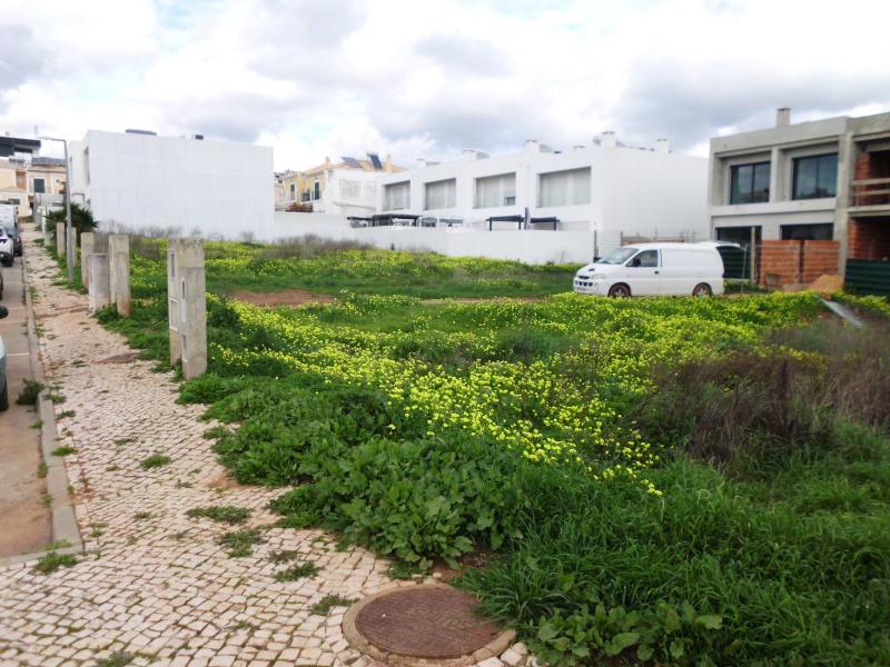 Pedreira, denominado Barrada, Lote 74, 8300-149 Silves, com a área Total de 168,0 m2, área de implantação do edifício de 100,0 m2, área bruta de construção de 200,0 m2 e área bruta dependente de 100,0 m2 (Silves) 4