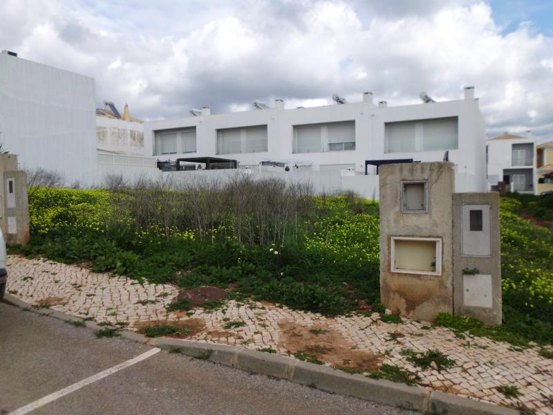 Pedreira, denominado Barrada, Lote 76, 8300-149 Silves, com a área Total de 168,0 m2, área de implantação do edifício de 100,0 m2, área bruta de construção de 200,0 m2 e área bruta dependente de 100,0 m2 (Silves) 2