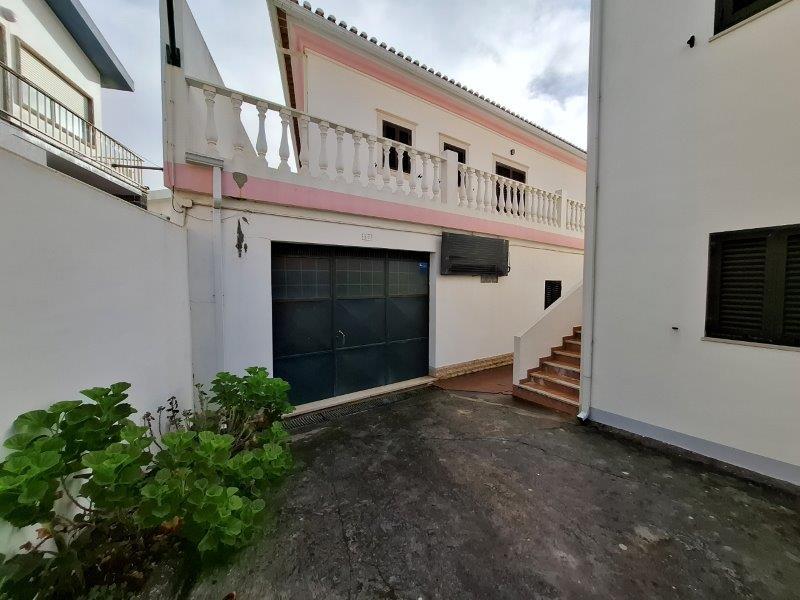 Rua Mário Costa, n.º 24, na Praia da Areia Branca – 2530-239 Lourinhã, com as coordenadas X, 96.420,00, e Y, 256.338,00, e possui o valor patrimonial atual (CIMI) de 40.761,59 € (Lourinhã) 2