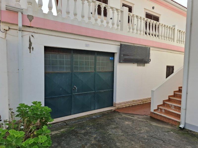 Rua Mário Costa, n.º 24, na Praia da Areia Branca – 2530-239 Lourinhã, com as coordenadas X, 96.420,00, e Y, 256.338,00, e possui o valor patrimonial atual (CIMI) de 40.761,59 € (Lourinhã) 3