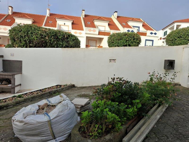 Rua Mário Costa, n.º 24, na Praia da Areia Branca – 2530-239 Lourinhã, com as coordenadas X, 96.420,00, e Y, 256.338,00, e possui o valor patrimonial atual (CIMI) de 40.761,59 € (Lourinhã) 4